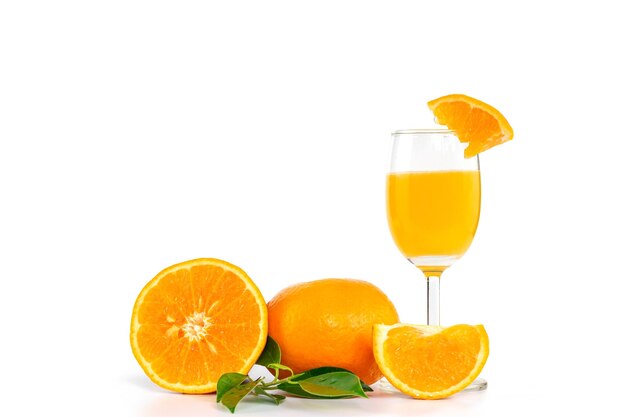Frisch gepresster Orangensaft in einem Glas, dekoriert mit Zitrusfrüchten und Orangenblättern mit Kopierraum.