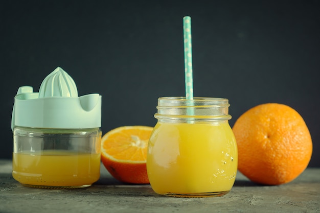 Frisch gepresster Orangensaft in einem Glas.