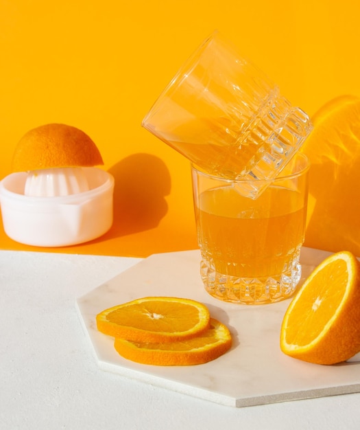 Frisch gepresster Zitrusorangensaft auf orangefarbenem Hintergrund