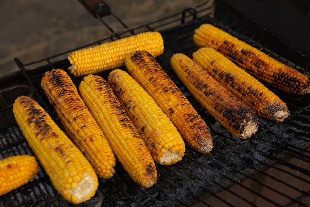 Frisch geröstete oder gegrillte Maiskolben. Gegrillter Mais zum Verkauf auf der Straße.