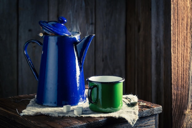 Frisch gerösteter schwarzer Kaffee und Kaffeekanne