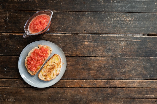 Foto frisch geröstetes brot mit natürlichen tomaten und olivenöl am morgen vor dem frühstück