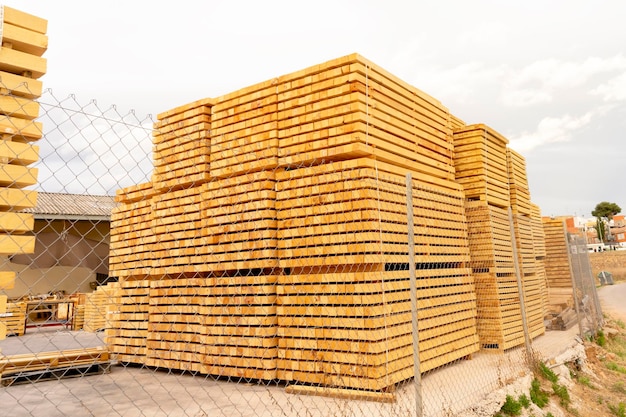 Frisch gesägte Bretter im Lagerbereich einer Holzverarbeitungsanlage Industrielle Holzverarbeitung