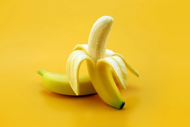 frisch geschälte Bananen