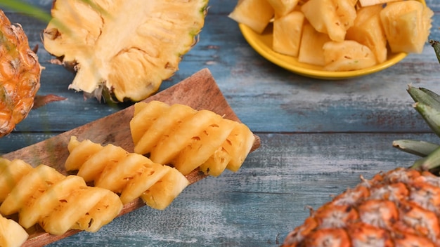 Frisch geschnittene Ananas auf Holzhintergrund Draufsicht tropische Früchte Sommerkonzept