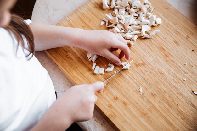 Frisch geschnittene Champignonpilze auf einem Holzbrett