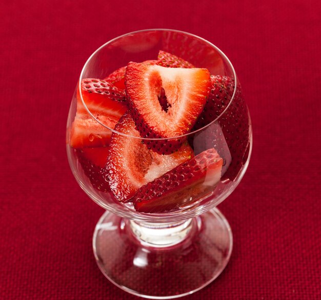 Frisch geschnittene Erdbeeren in Glasschale