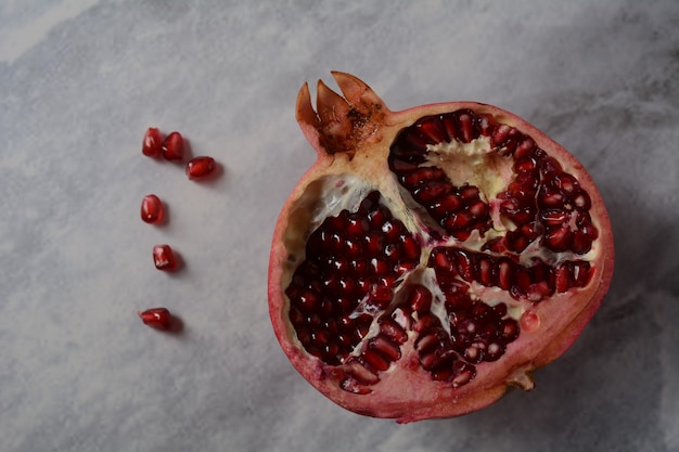 Frisch geschnittene Granatäpfel. Halber Granatapfel und Granatapfelkörner