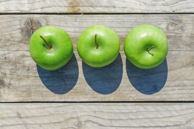 Foto frisch geschnittene grüne äpfel auf holztisch