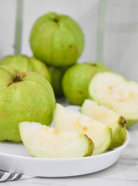 Frisch Geschnittene Guava-Frucht Auf Dem Weißen Teller