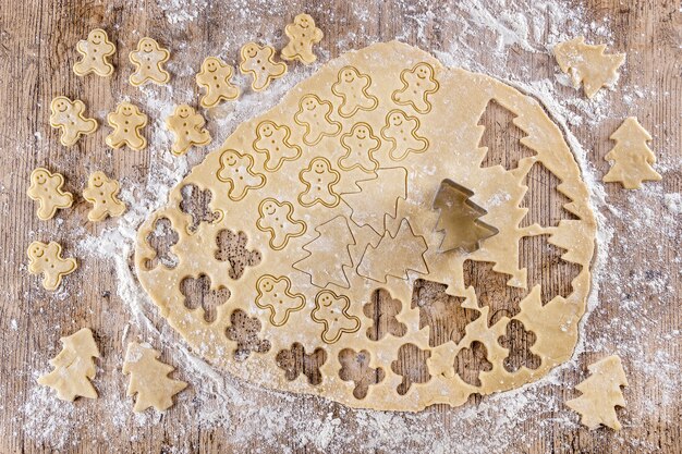 Frisch geschnittene Lebkuchenplätzchen