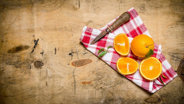 Frisch geschnittene Orangen auf dem Stoff.