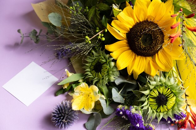 Frisch geschnittene Sonnenblumen in Blumenstrauß und Karte mit Umschlag mit Kopierraum