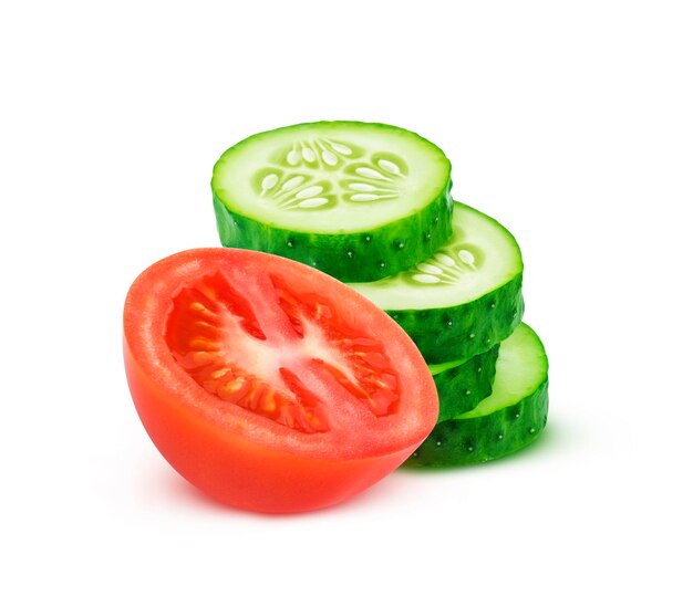 Frisch geschnittene Tomaten und geschnittene Gurken auf weißem Hintergrund mit Zutaten für Gemüsesalat