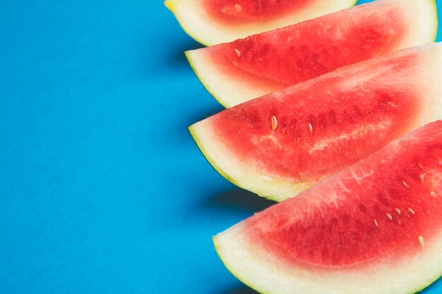 Frisch geschnittene Wassermelone auf einem hellblauen Hintergrund