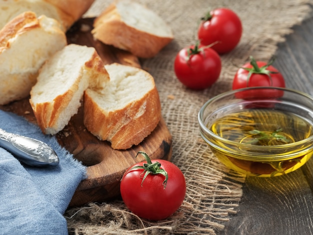 Frisch geschnittenes Baguette, Tomaten und Olivenöl