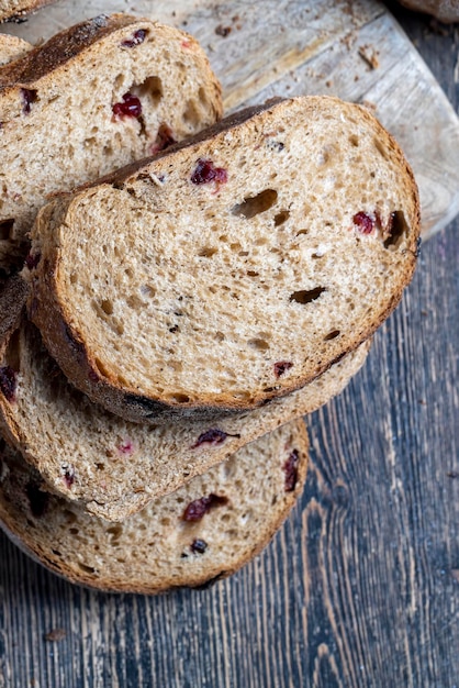 Frisch geschnittenes Brot aus Mehl und getrockneten Preiselbeeren