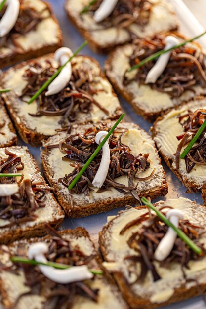 Frisch geschnittenes Brot mit Butter