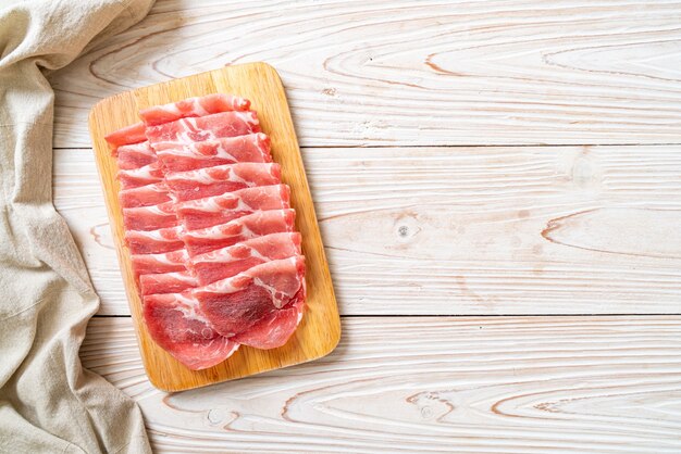 frisch geschnittenes Kragenschweinefleisch roh