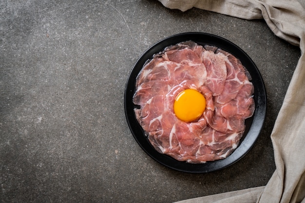 frisch geschnittenes rohes Schweinefleisch mit Ei