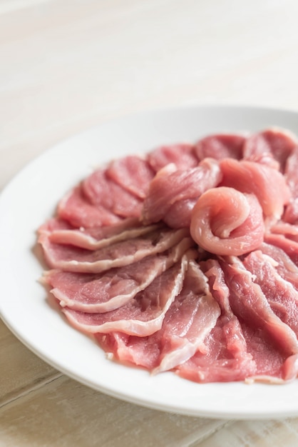 frisch geschnittenes Schweinefleisch auf Holz