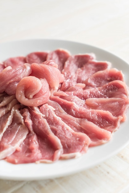 frisch geschnittenes Schweinefleisch auf Holz