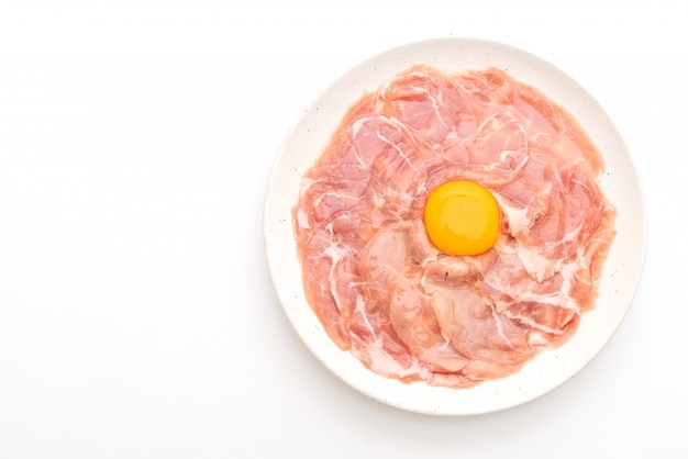 frisch geschnittenes Schweinefleisch roh mit Ei zum Kochen