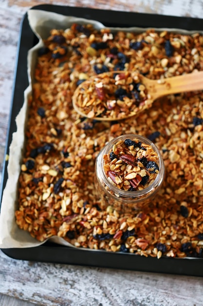 Foto frisch hausgemachtes müsli auf einem backblech