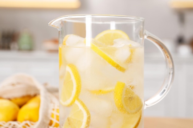 Frisch hergestellte Limonade in einem Krug auf dem Tisch in der Nähe
