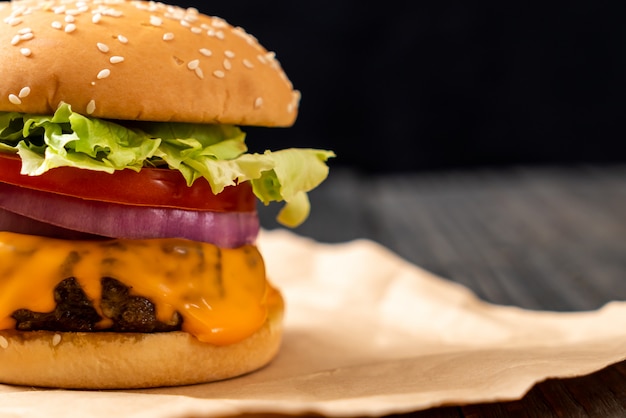 frisch leckerer Beef Burger mit Käse und Pommes