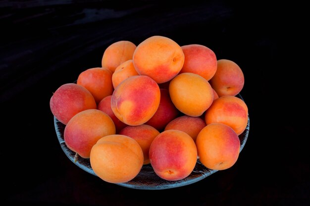Foto frisch reife aprikosen in einer schüssel
