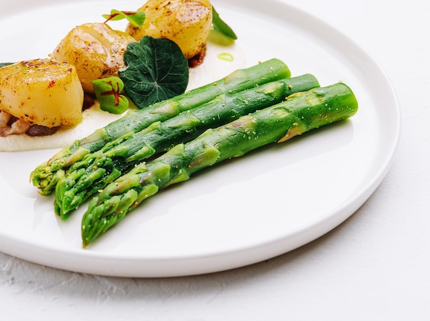 Frisch sautierte Jakobsmuscheln mit grünem Spargel