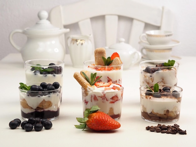 Frisch sortierte Joghurt-Desserts mit Früchten und Beeren