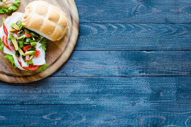 Frisch und lecker Sandwich mit Schinken und Gemüse