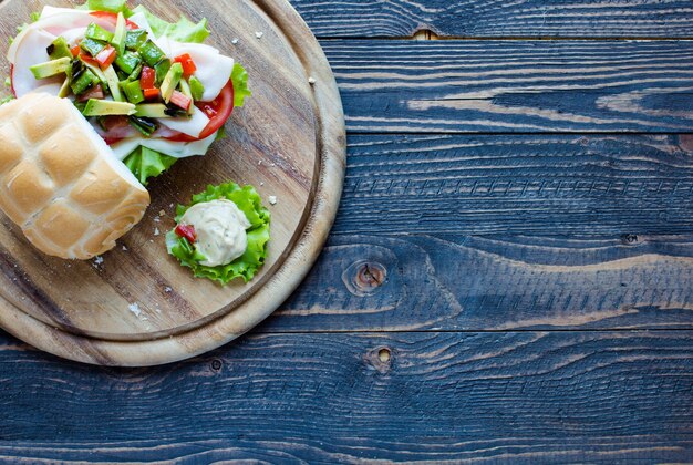 Frisch und lecker Sandwich mit Schinken und Gemüse