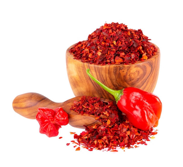 Frisch und trocken gemahlene rote Chilischoten isoliert auf weißem Hintergrund Capsicum baccatum oder Bischofskronenpfeffer
