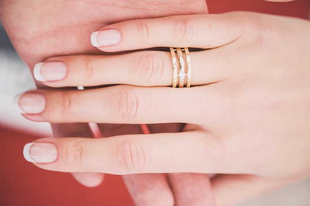 Foto frisch verheiratete hände mit ringen