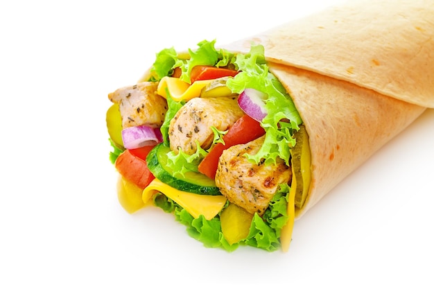 Frisch verpacktes Hühnchen- und Gemüsetortilla mit lebhaften Toppings für eine gesunde Mahlzeit
