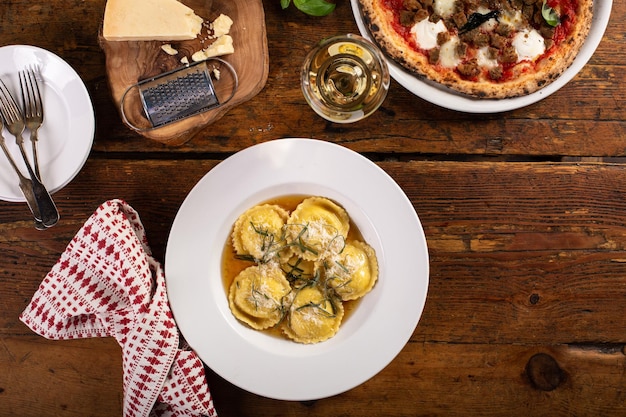 Frisch zubereitete braune Butterkäse-Ravioli mit Salbie