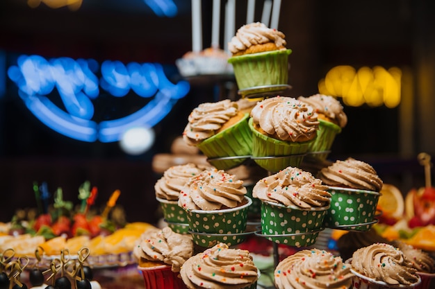 Frisch zubereitete Cupcakes stehen auf einem Ständer.