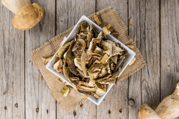 Frisch zubereitete getrocknete Steinpilze