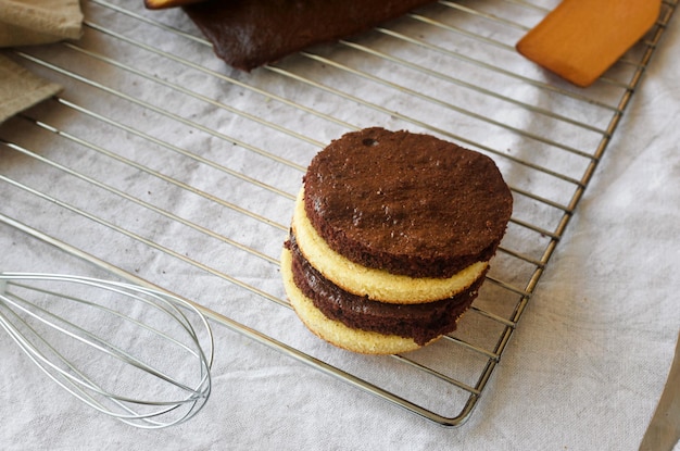 Frisch zubereitete hausgemachte Biskuitkuchen auf metallischem Backgitter