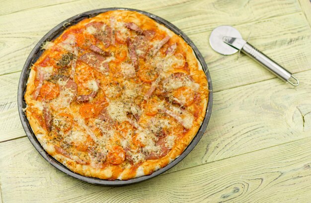 Frisch zubereitete hausgemachte Pizza auf einer Auflaufform