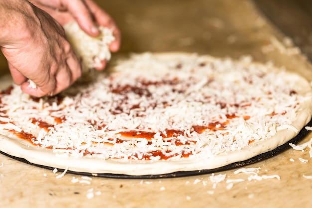 Foto frisch zubereitete pizza im italienischen restaurant.