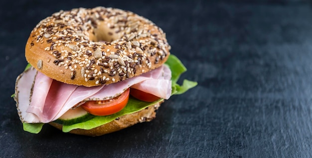 Frisch zubereiteter Bagel mit Schinken