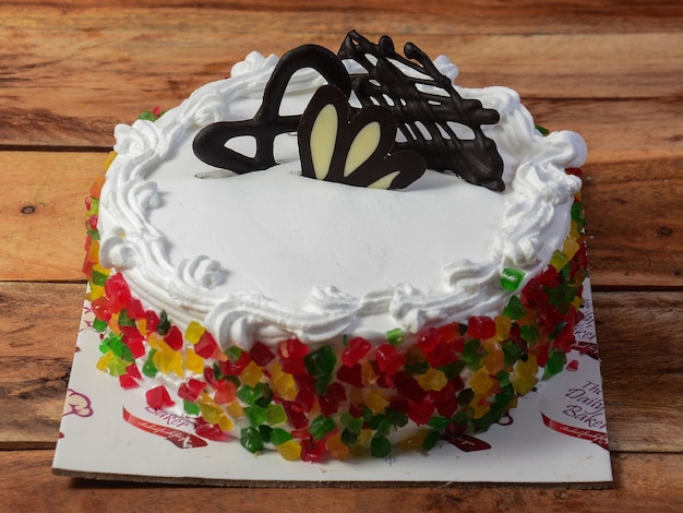 Frisch zubereiteter Cassata-Sahnekuchen auf selektivem Fokus des Holztischs