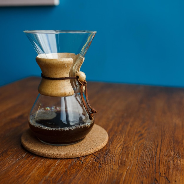 Frisch zubereiteter köstlicher Kaffee in Glas-Chemex, serviert auf dem Tisch im Café