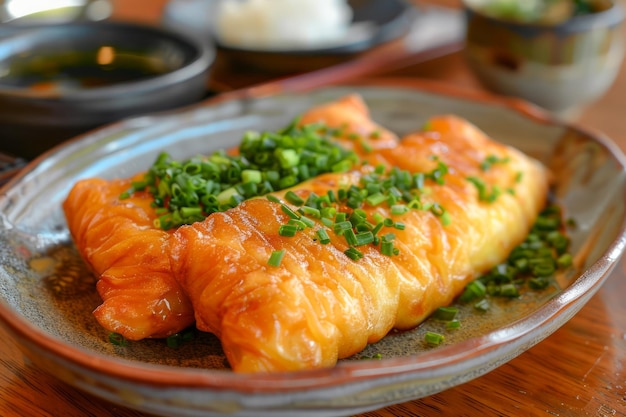 Frisch zubereiteter Lachs-Sashimi mit gehacktem Schnitzel auf einem rustikalen Teller in einem japanischen Restaurant