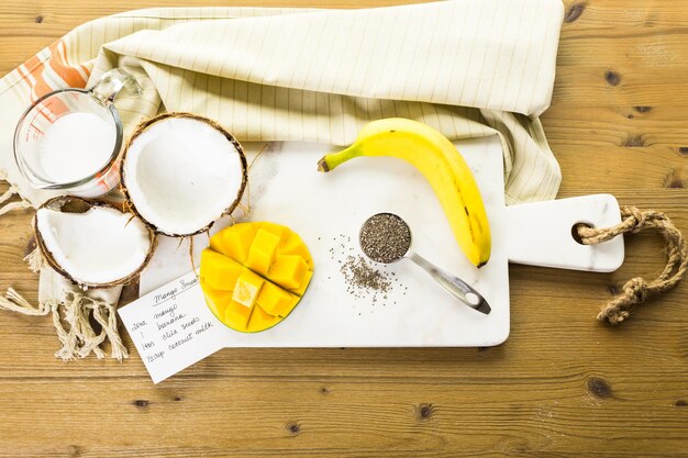 Frisch zubereiteter Mango-Bananen-Smoothie mit Chiasamen.