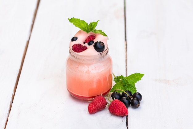 Frisch zubereiteter Pudding zu Hause mit Beeren und Minze.